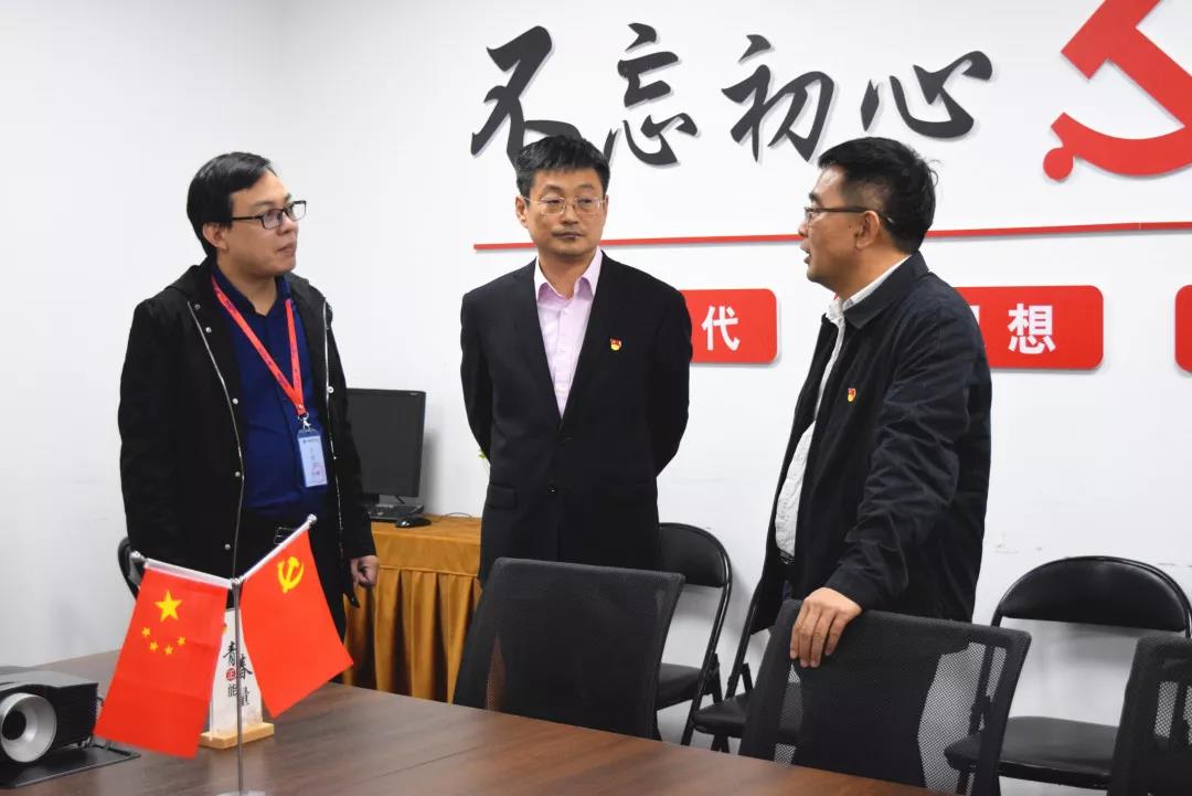 中共安陽市委網(wǎng)信辦主任路玉軍、副主任王曉萌等一行人蒞臨安陽青峰網(wǎng)絡(luò)指導(dǎo)工作