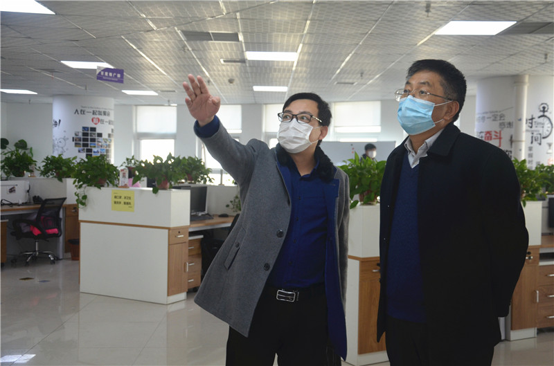 中共安陽市委統(tǒng)戰(zhàn)部副部長、市工商聯(lián)黨組書記郭洪俠一行調研安陽青峰防疫工作和復工復產情況