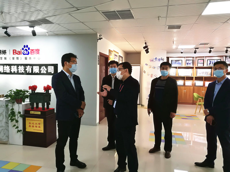 安陽(yáng)市商務(wù)局副局長(zhǎng)張躍勇，攜同天津伍創(chuàng)電子商務(wù)有限公司李富民一行蒞臨安陽(yáng)青峰網(wǎng)絡(luò)參觀指導(dǎo)??！
